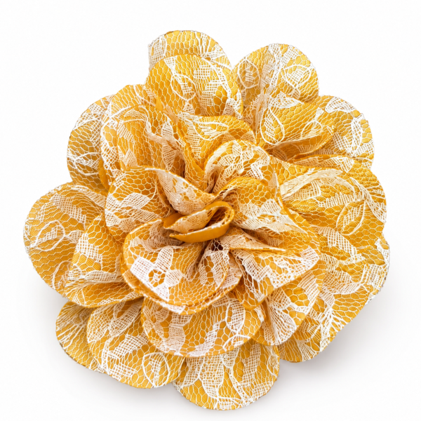 Flor PG Cigana em Cetim e Renda Presilha e Broche 10 cm Modelo:Flor PG Cigana Dourado